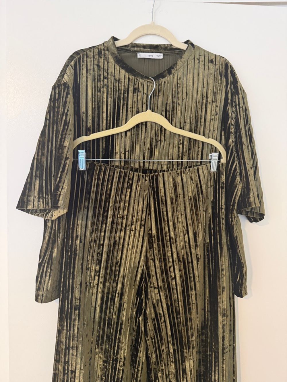 Mango matching set in textured velvet, olive green with a subtle sheen.